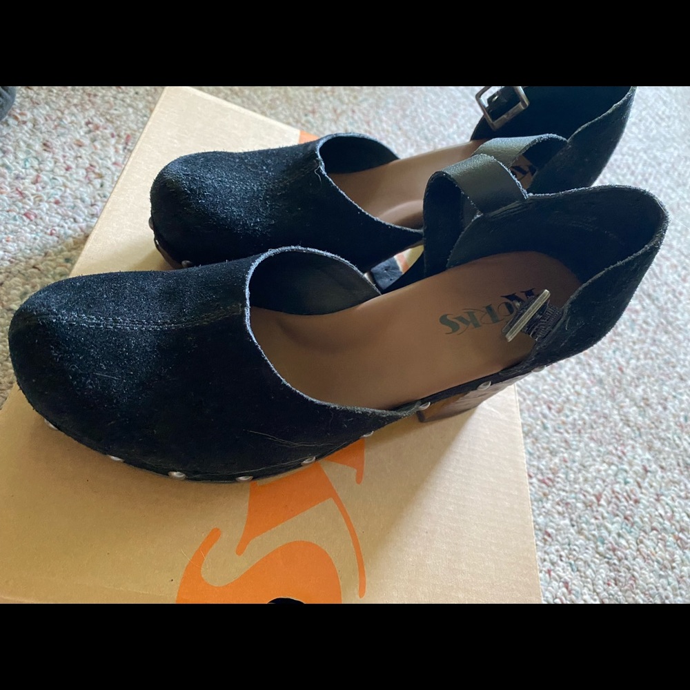 ✨BLACK & BROWN HEELED KORKS✨